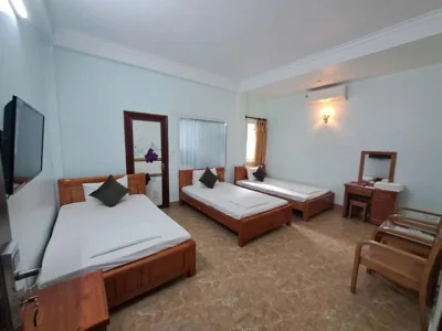 Habitación cuádruple con balcón — Hoang Yen Guesthouse